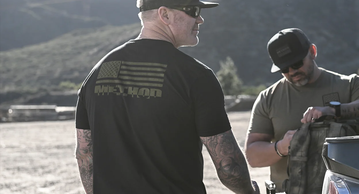 METHOD OLIVE FLAG TEE BLACK