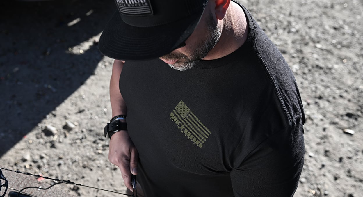 METHOD OLIVE FLAG TEE BLACK