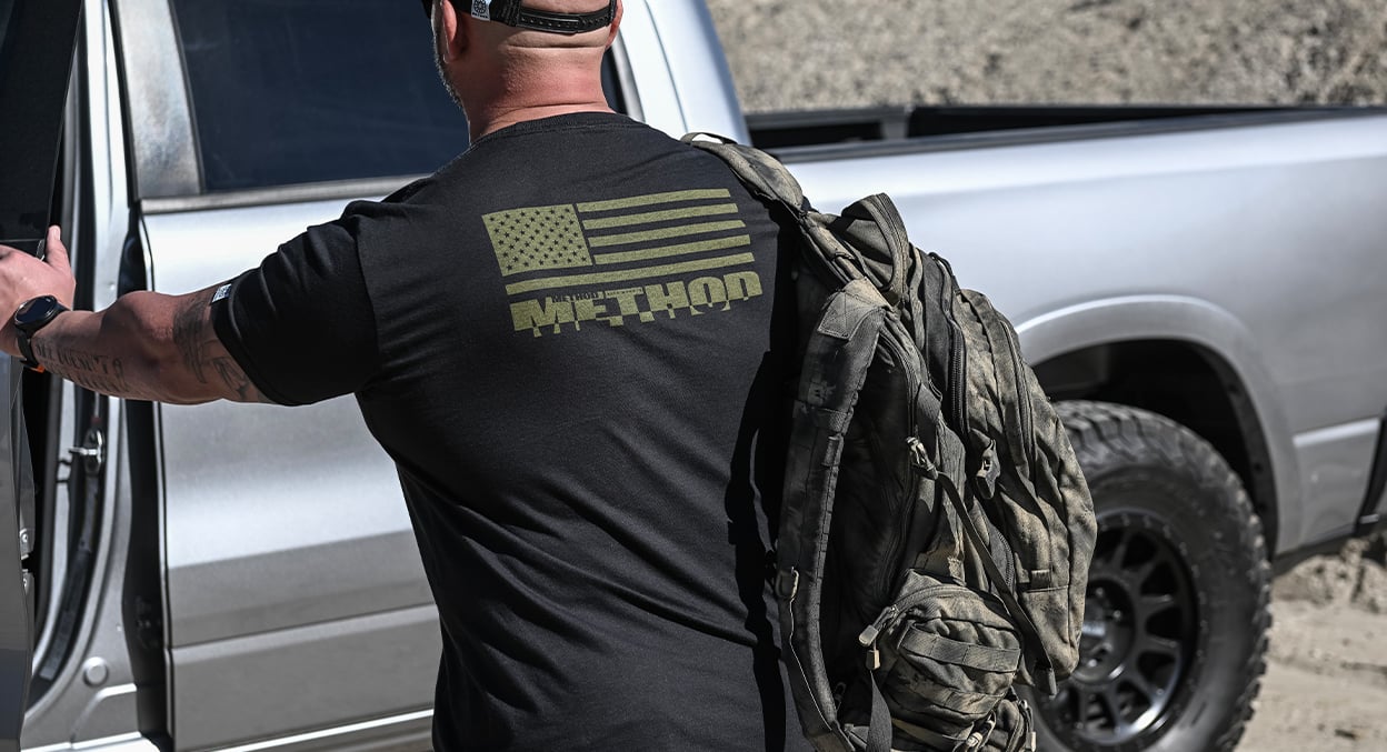 METHOD OLIVE FLAG TEE BLACK