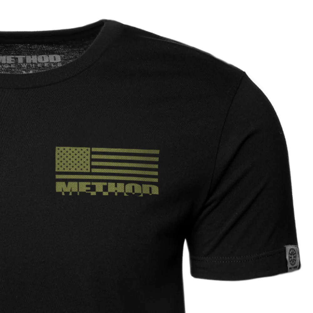 METHOD OLIVE FLAG TEE BLACK