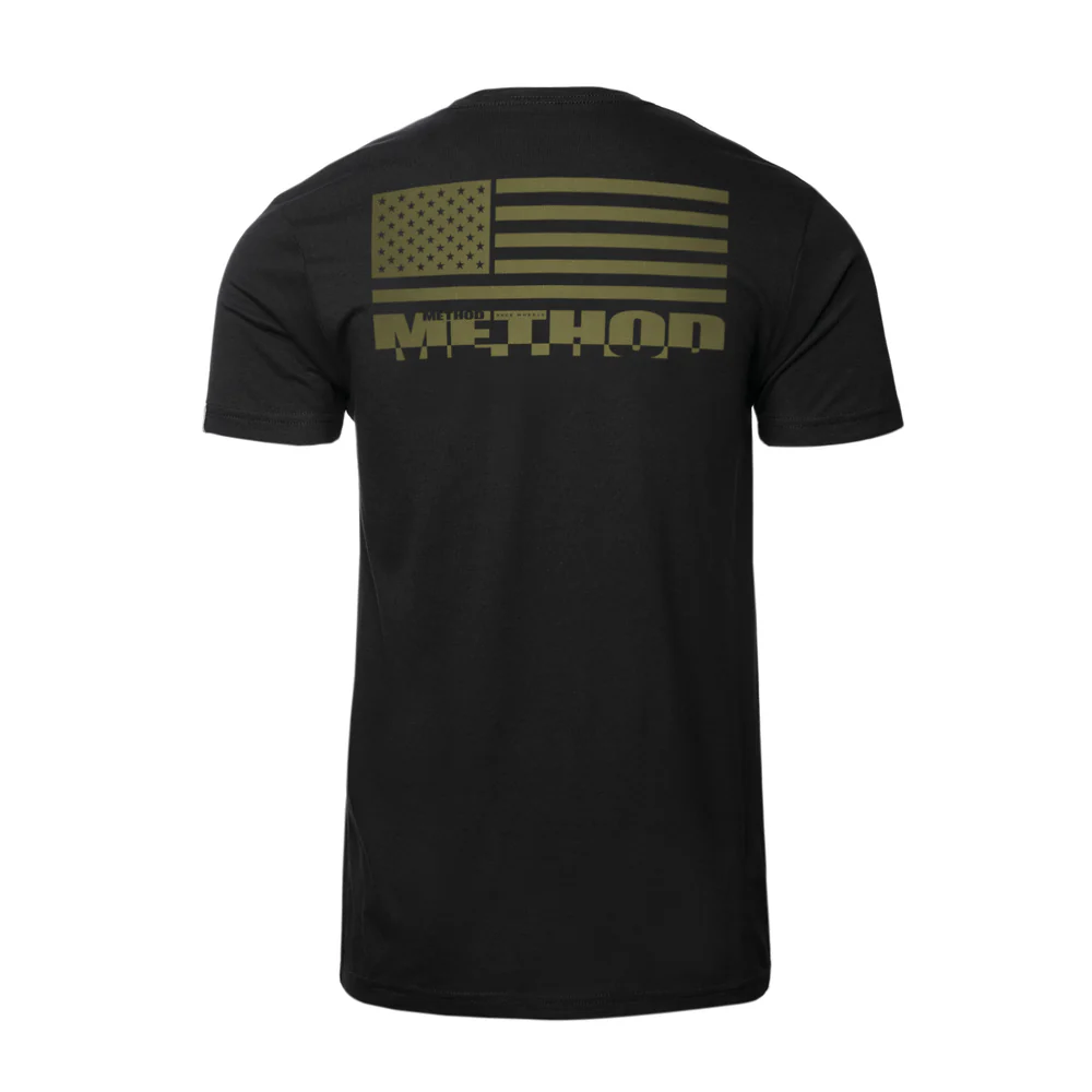 METHOD OLIVE FLAG TEE BLACK